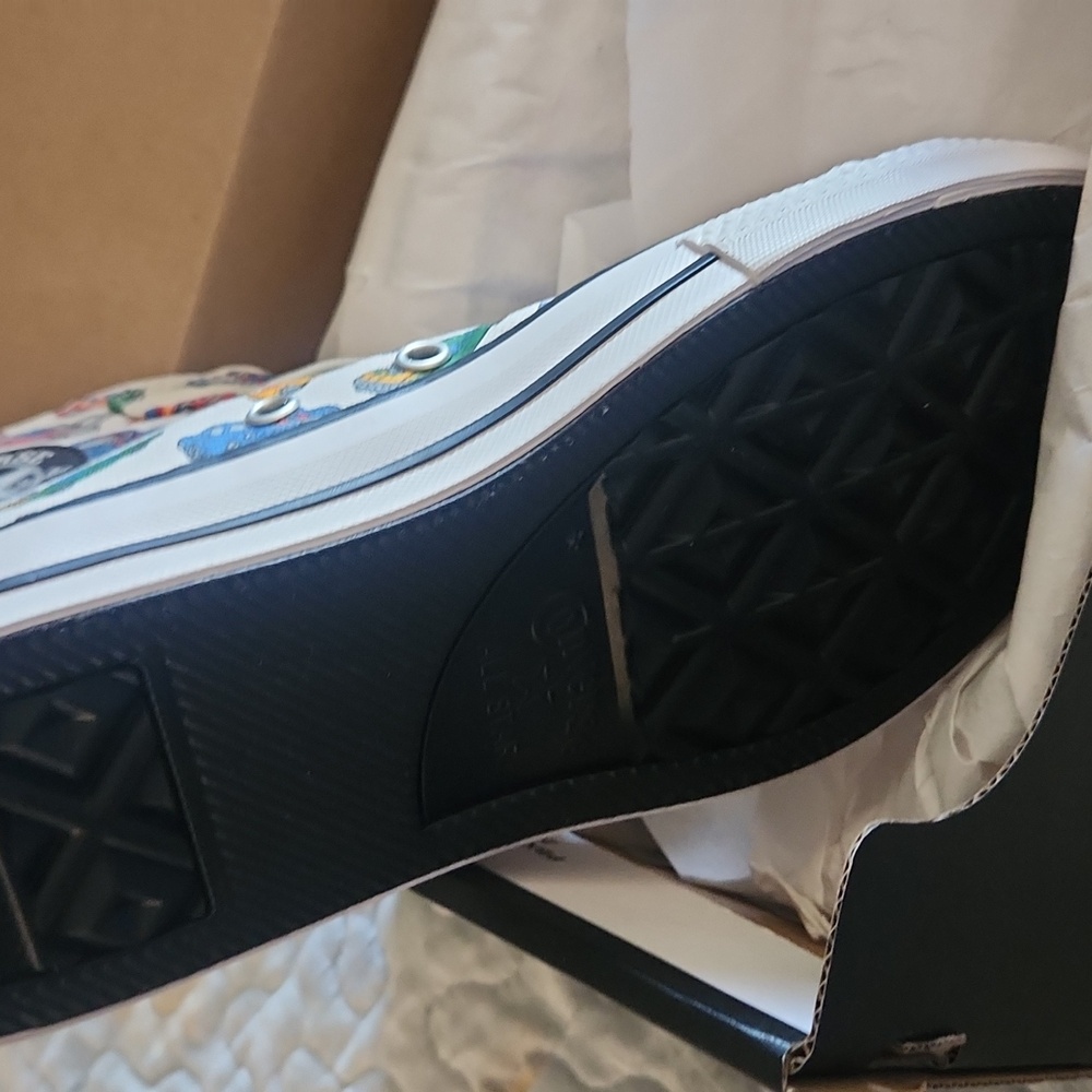 Converse - Picture 2 of 3